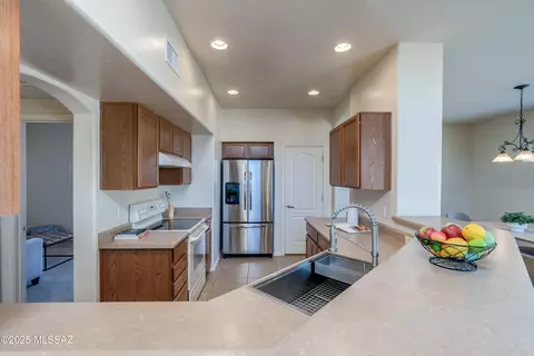 Kitchen - 802 S Echo Vista Dr, Vail, AZ 85641 photo 2 of 5