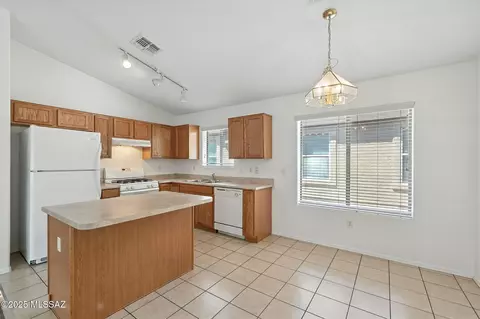 Kitchen - 13211 E Coyote Well Dr, Vail, AZ 85641 photo 4 of 4