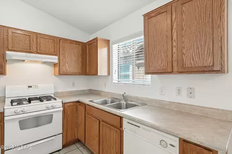 Kitchen - 13211 E Coyote Well Dr, Vail, AZ 85641 photo 2 of 4