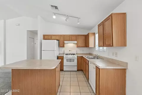 Kitchen - 13211 E Coyote Well Dr, Vail, AZ 85641 photo 3 of 4