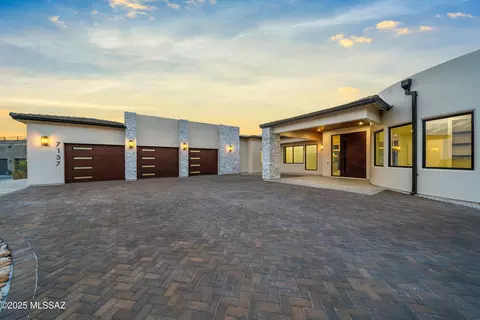 7137 N Thunderhead Dr, Tucson, AZ 85718