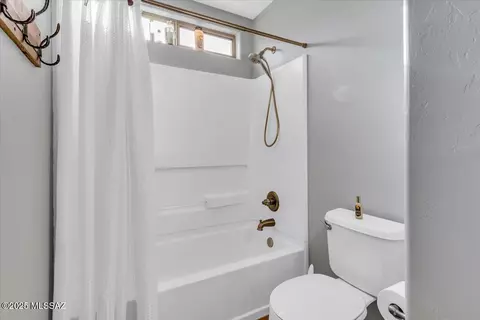 Bath - 7581 E Fair Meadows Loop, Tucson, AZ 85756 photo 4 of 5