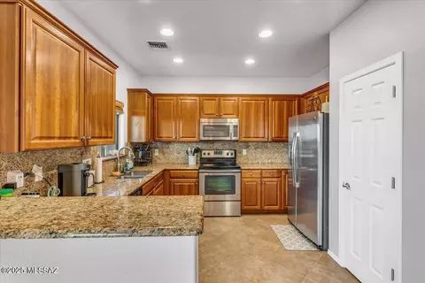 Kitchen - 7581 E Fair Meadows Loop, Tucson, AZ 85756 photo 2 of 3