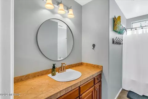 Bath - 7581 E Fair Meadows Loop, Tucson, AZ 85756 photo 2 of 5