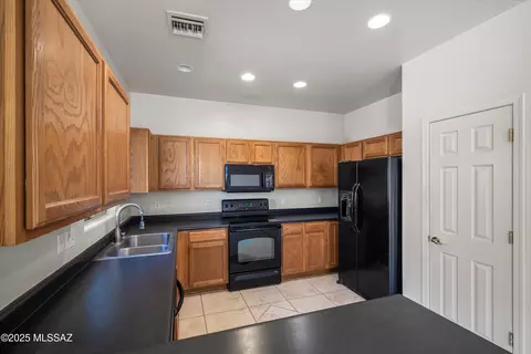 Kitchen - 7563 E Fair Meadows Loop, Tucson, AZ 85756 photo 2 of 5