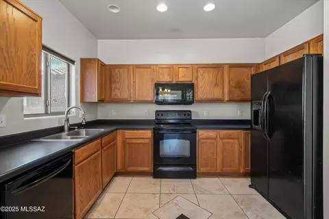 Kitchen - 7563 E Fair Meadows Loop, Tucson, AZ 85756 photo 4 of 5
