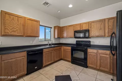 Kitchen - 7563 E Fair Meadows Loop, Tucson, AZ 85756 photo 3 of 5