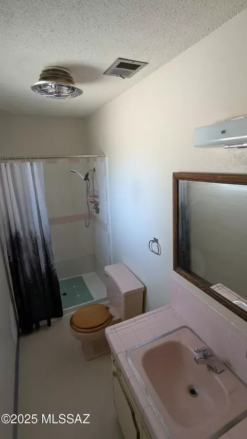 Bath - 243 S Quail Dr, Willcox, AZ 85643 photo 2 of 2