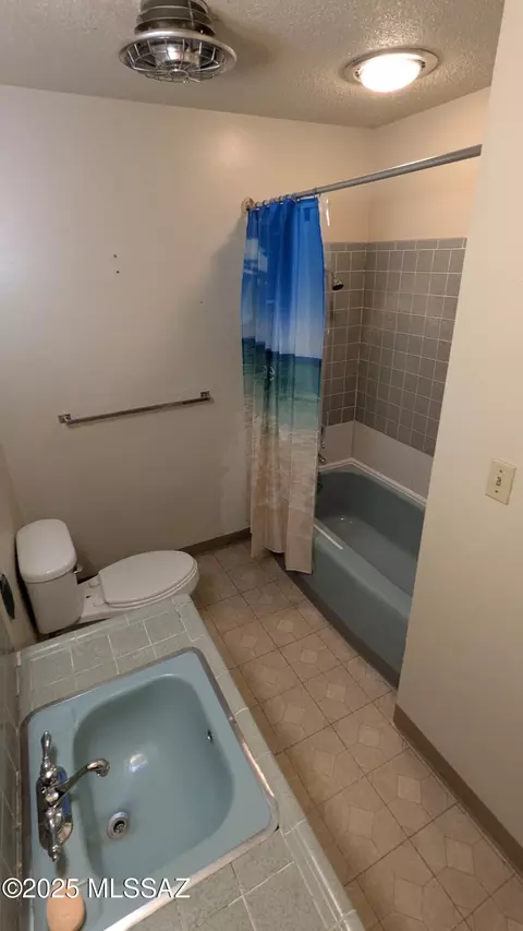 Bath - 243 S Quail Dr, Willcox, AZ 85643 photo 1 of 2