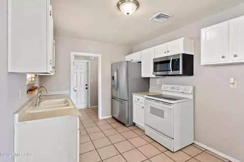 Kitchen - 3125 E 26th St, Tucson, AZ 85713 photo 1 of 2