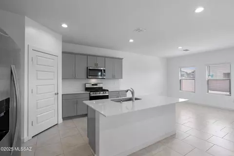 Kitchen - 12798 E Joffroy Dr, Vail, AZ 85641 photo 3 of 4
