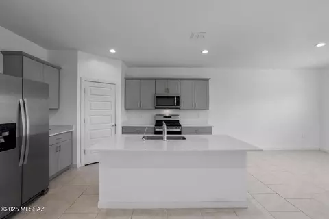 Kitchen - 12798 E Joffroy Dr, Vail, AZ 85641 photo 4 of 4