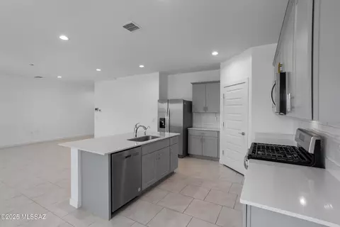 Kitchen - 12798 E Joffroy Dr, Vail, AZ 85641 photo 2 of 4