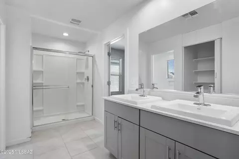 Bath - 12798 E Joffroy Dr, Vail, AZ 85641 photo 2 of 4
