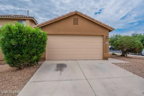 555 W Cedar Chase Dr, Green Valley, AZ 85614