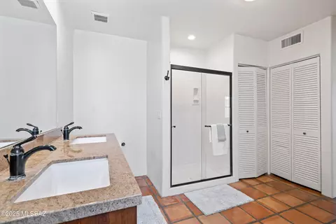 Bath - 2302 N Norton Ave, Tucson, AZ 85719 photo 2 of 4