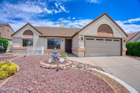 7886 N Roundstone Dr, Tucson, AZ 85741