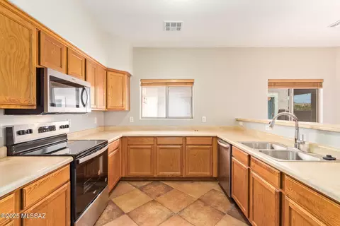 Kitchen - 7536 E Fair Meadows Loop, Tucson, AZ 85756 photo 4 of 5