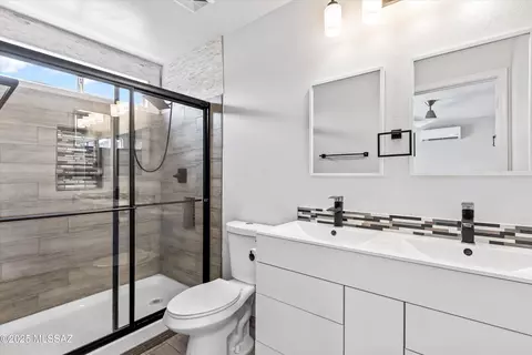 Bath - 8492 E Sarnoff Ridge Loop, Tucson, AZ 85710 photo 1 of 2