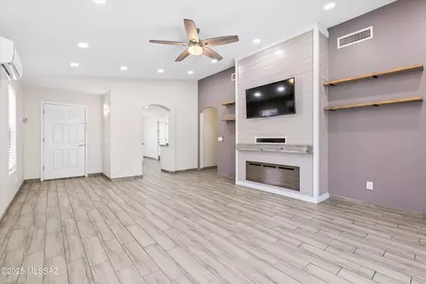 Living - 8492 E Sarnoff Ridge Loop, Tucson, AZ 85710 photo 2 of 3