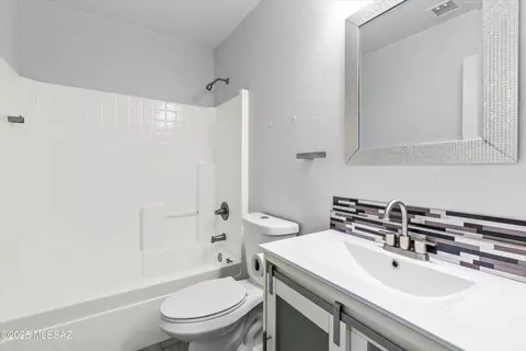 Bath - 8492 E Sarnoff Ridge Loop, Tucson, AZ 85710 photo 2 of 2