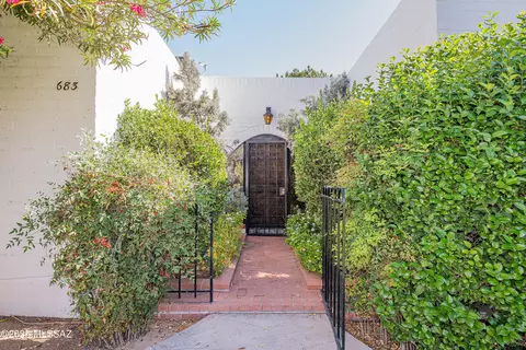683 W Las Lomitas Rd, Tucson, AZ 85704