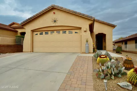 528 W Bazille Way, Green Valley, AZ 85614