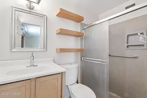 Bath - 522 E Windward Pl, Tucson, AZ 85704 photo 1 of 2