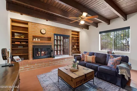 7240 N San Anna Dr, Tucson, AZ 85704