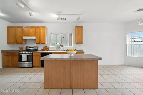 Kitchen - 8464 E Via Cortina De Madera, Tucson, AZ 85747 photo 2 of 4