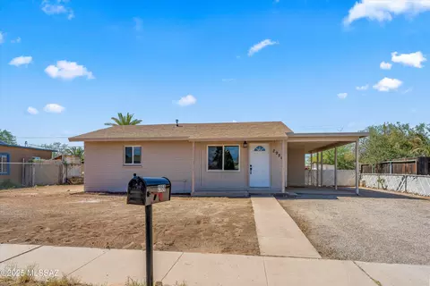 2950 E Coconino Vis, Tucson, AZ 85713