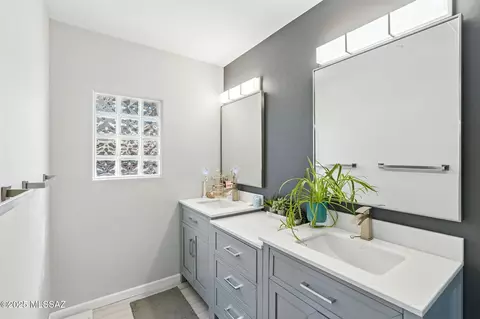 Bath - 5335 E Cloud Nine Dr, Tucson, AZ 85739 photo 3 of 5