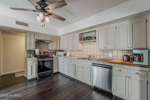 Kitchen - 7860 E Hampton St, Tucson, AZ 85715 photo 3 of 4