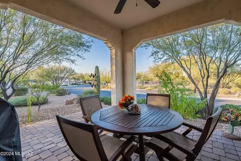 1819 E Barn Swallow Ln, Green Valley, AZ 85614