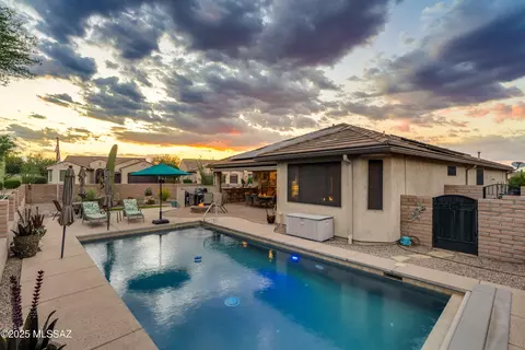 2068 E Thunderchief Dr, Green Valley, AZ 85614