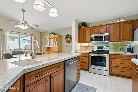 Kitchen - 8557 S Dubloon Way, Tucson, AZ 85756 photo 5 of 6