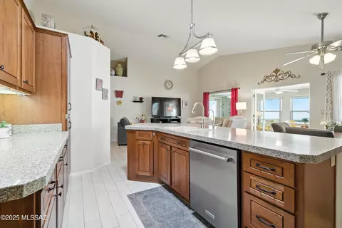 Kitchen - 8557 S Dubloon Way, Tucson, AZ 85756 photo 4 of 6