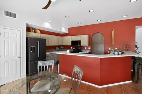 Kitchen - 14272 E Whispering Ocotillo Pl, Vail, AZ 85641 photo 3 of 6
