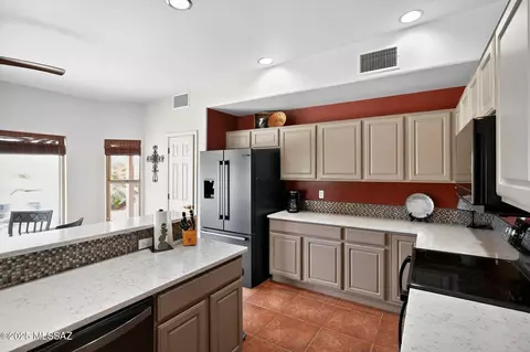 Kitchen - 14272 E Whispering Ocotillo Pl, Vail, AZ 85641 photo 1 of 6