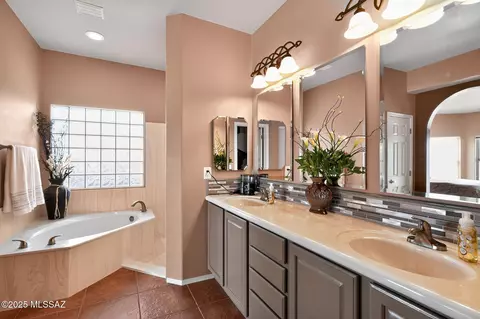 Bath - 14272 E Whispering Ocotillo Pl, Vail, AZ 85641 photo 1 of 4