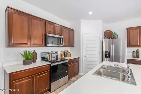 Kitchen - 1044 S Chatfield Ave, Vail, AZ 85641 photo 5 of 6