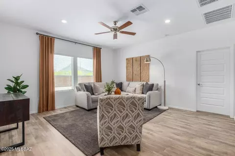 1044 S Chatfield Ave, Vail, AZ 85641