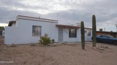 2942 S Enchanted Hills Dr, Tucson, AZ 85713