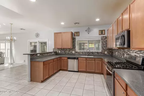 Kitchen - 5920 E Tercel Dr, Tucson, AZ 85756 photo 3 of 4