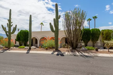 8440 E Cresthill Dr, Tucson, AZ 85750