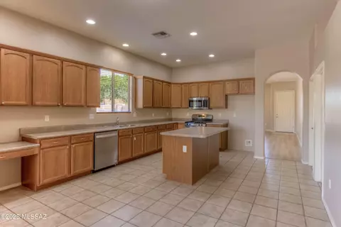 Kitchen - 12561 E Red Canyon Pl, Vail, AZ 85641 photo 5 of 5