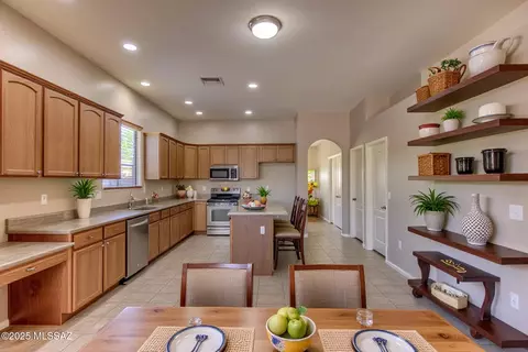 Kitchen - 12561 E Red Canyon Pl, Vail, AZ 85641 photo 4 of 5