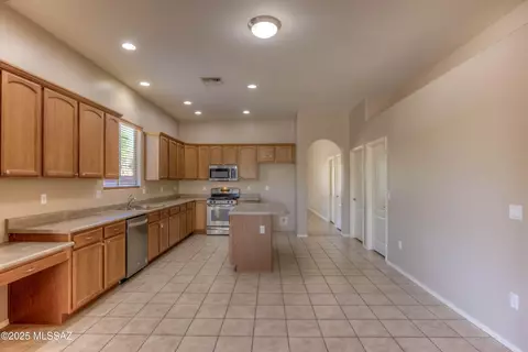 Kitchen - 12561 E Red Canyon Pl, Vail, AZ 85641 photo 3 of 5