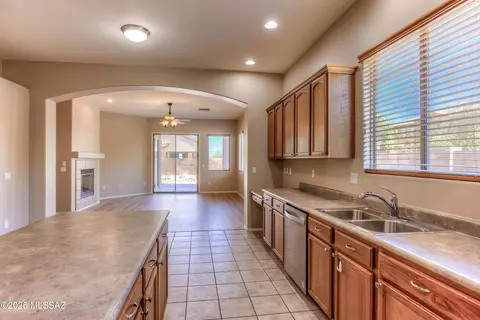 Kitchen - 12561 E Red Canyon Pl, Vail, AZ 85641 photo 2 of 5