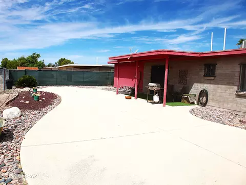 Exterior - 2306 E Walnut St, Tucson, AZ 85706 photo 4 of 7